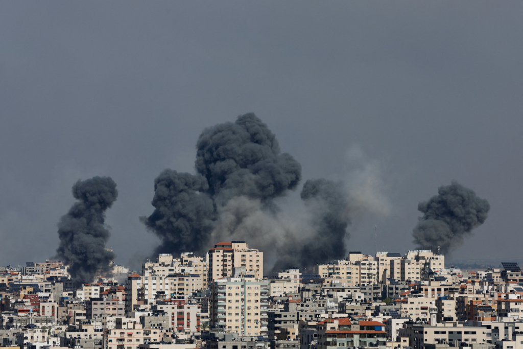 Se lanzan cohetes desde la Franja de Gaza hacia Israel, visto desde cerca de la frontera de Israel con Gaza en el sur de Israel.