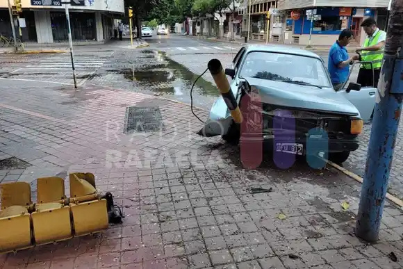 En pleno centro y completamente borracho chocó contra un semáforo