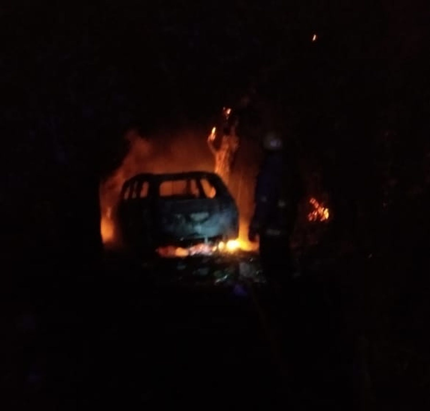 Robaron un auto a punta de pistola y lo prendieron fuego