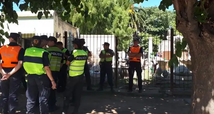 Desalojaron un inmueble donde exhibían y vendían esculturas de jardín