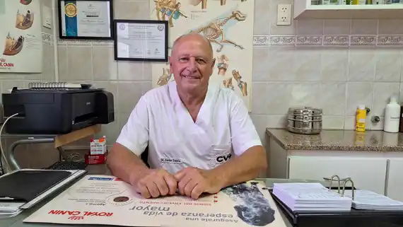 El doctor Daniel Sappia cumplió 37 años en la atención de mascotas y la docencia universitaria