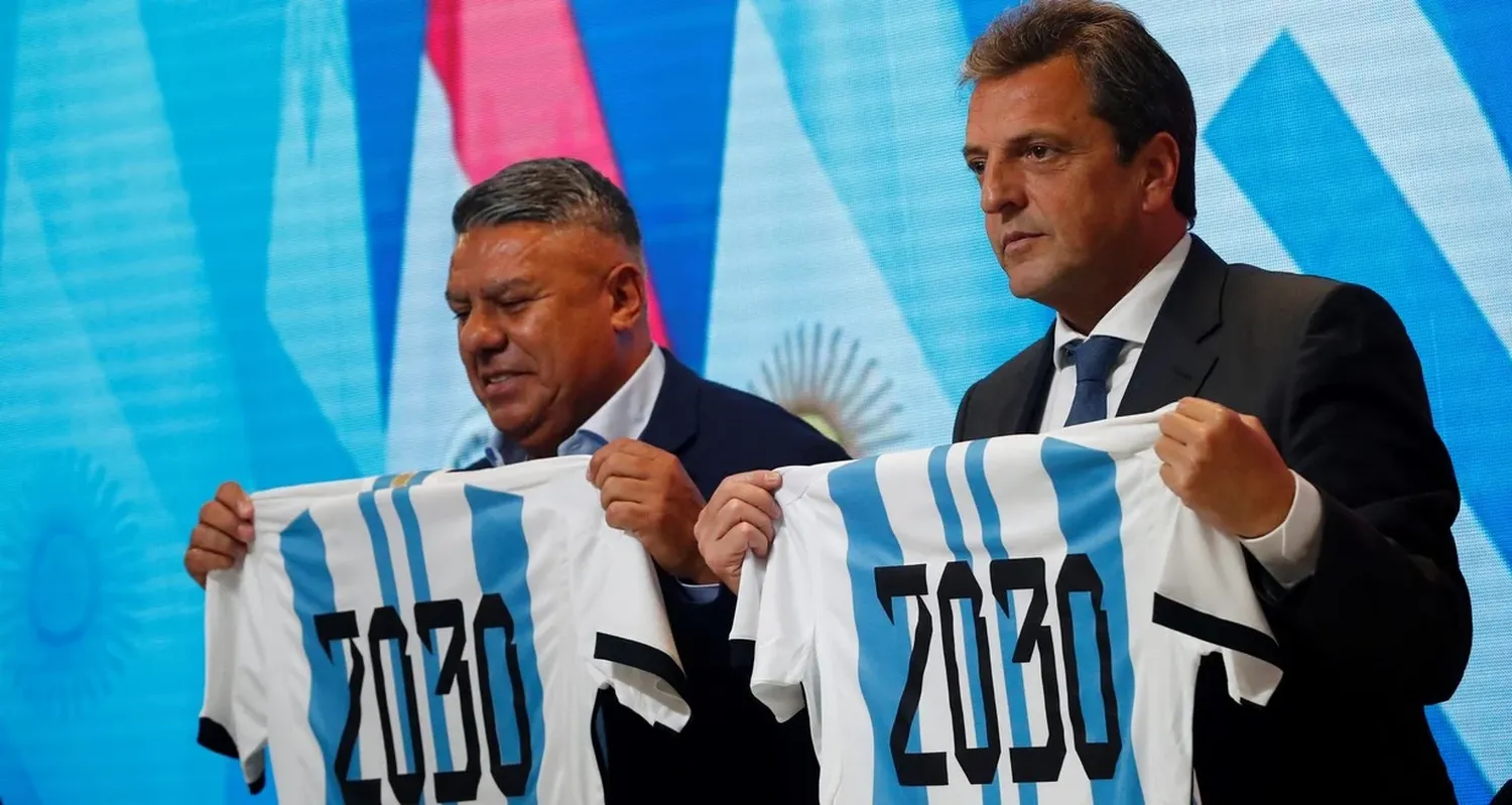 El ministro de Economía, Sergio Massa, y el presidente de la AFA, Claudio Tapia, presentaron oficialmente a la Argentina como sede del Mundial Centenario 2030. Crédito: Reuters/Agustin Marcarian