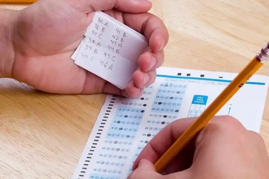 Engañó a sus alumnos para evitar que se copiaran en un examen y se volvió viral: ¿Cuál fue la ingeniosa estrategia que usó?