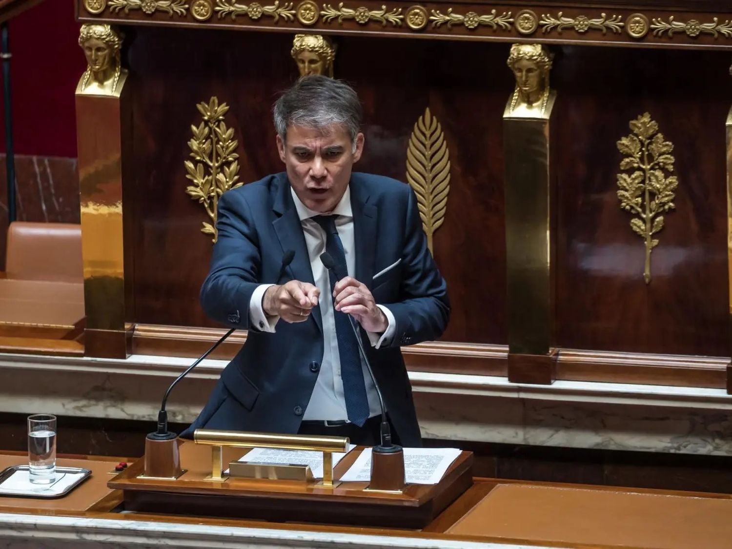 El Gobierno francés supera una moción de censura de la izquierda