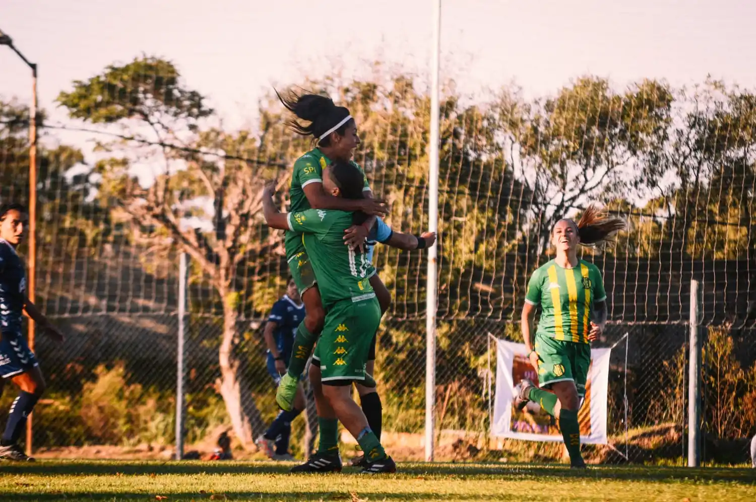 Las jugadoras durante la celebración de gol (Foto: Prensa Aldosivi)