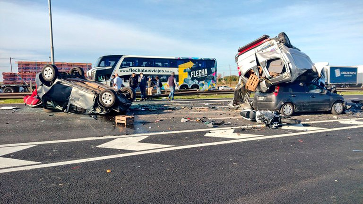 Impactante choque múltiple en Panamericana: un motociclista muerto y nueve heridos