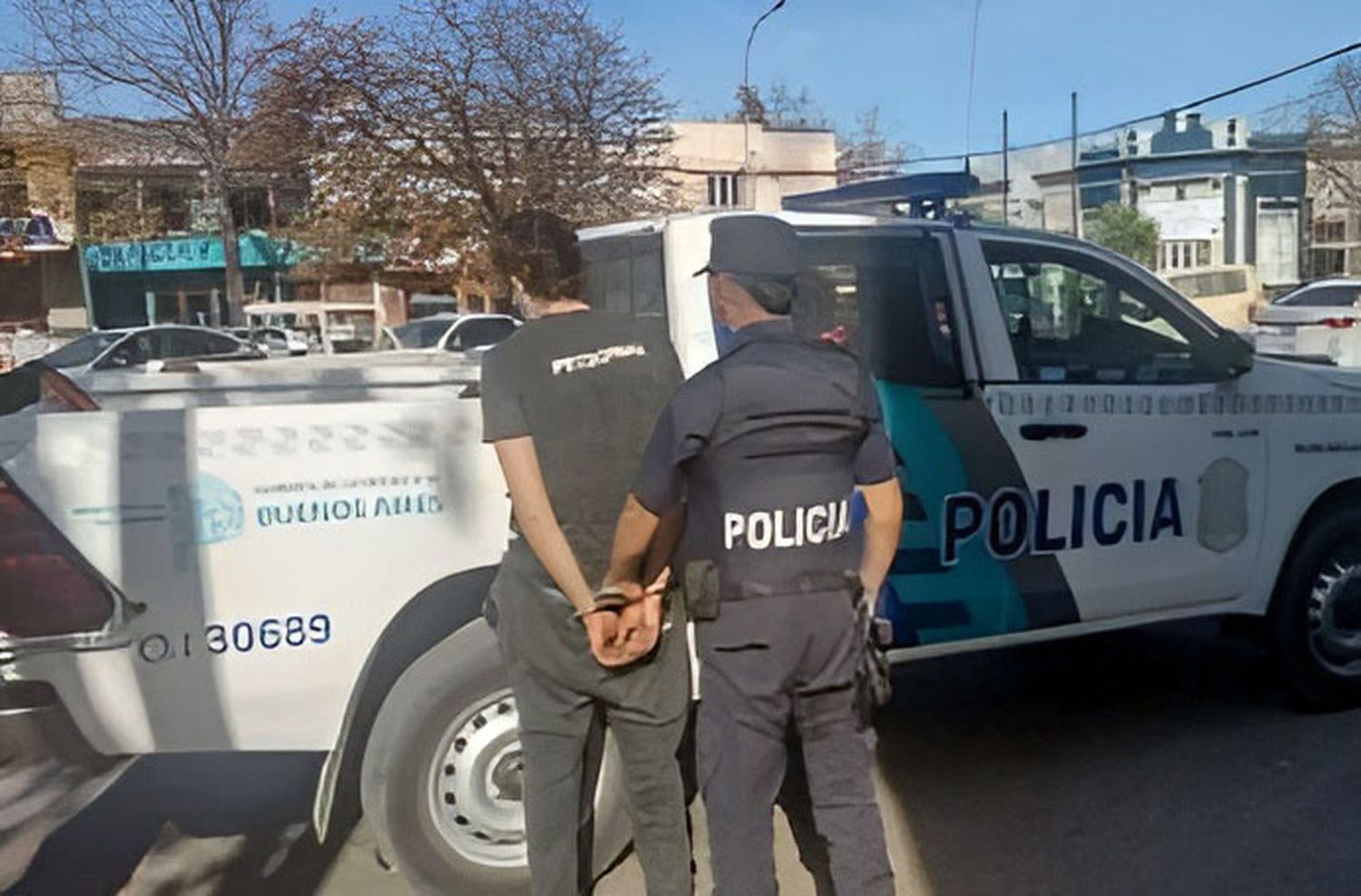Hombre fue aprehendido por agredir a su pareja y a policías