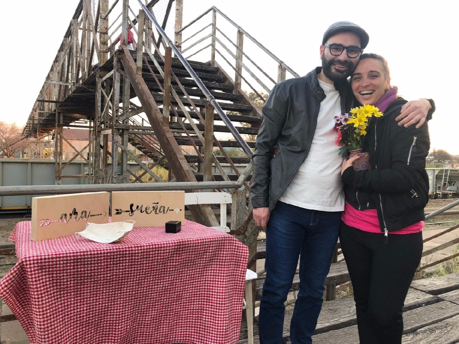 Emocionante: le pidió matrimonio debajo del puente del ferrocarril