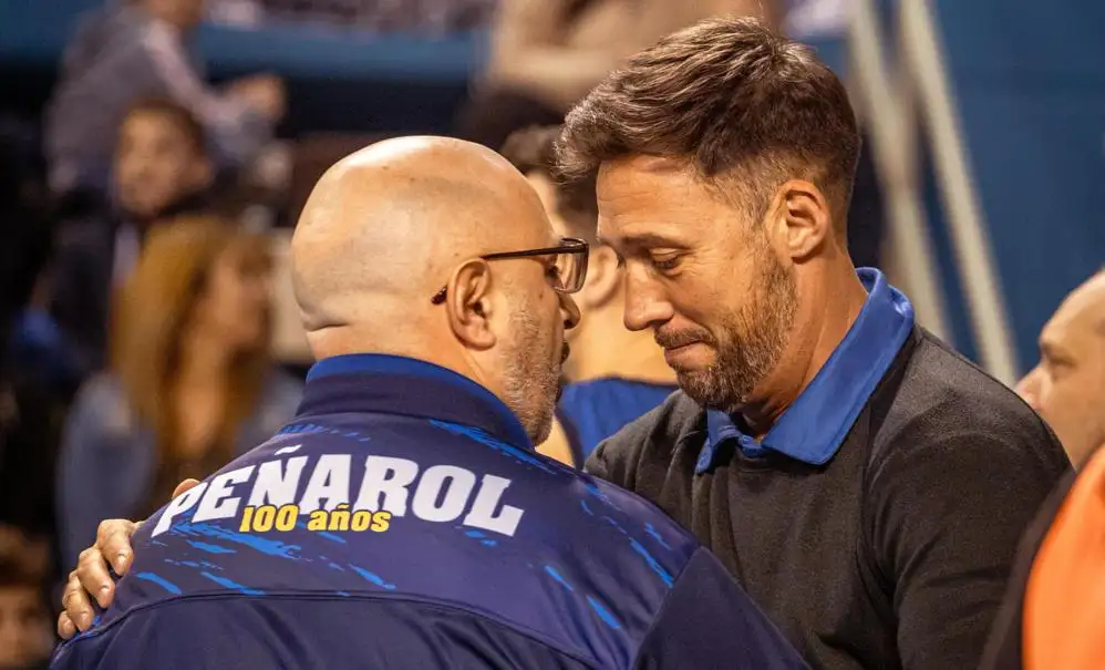 "Tato" Rodríguez saludando a Hernán Laginestra.