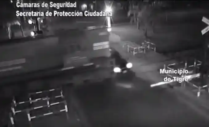 Tigre: Cruzó con barrera baja, lo embistió el tren y se salvó de milagro