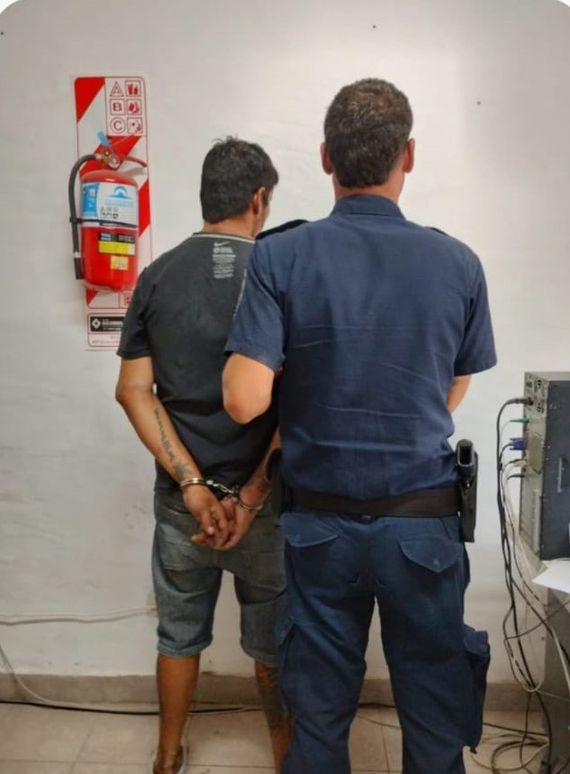 Detuvieron a un hombre que amenazó a una mujer con un arma blanca para robarle