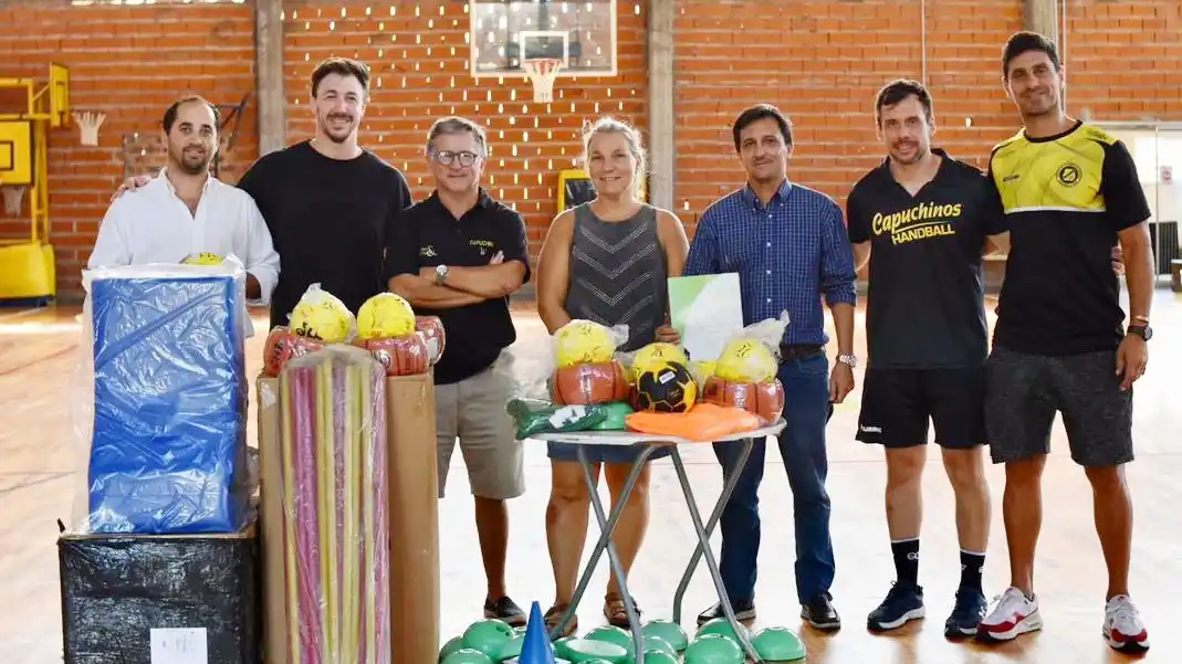 Entrega de equipamiento deportivo al Centro de Ex Alumnos Capuchinos