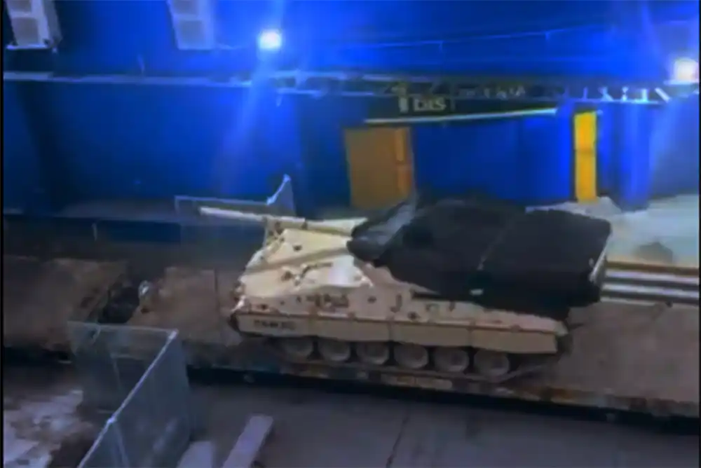 "No eran los refuerzos que esperaba": varios tanques pasaron junto a La Bombonera y sorprendieron a hinchas