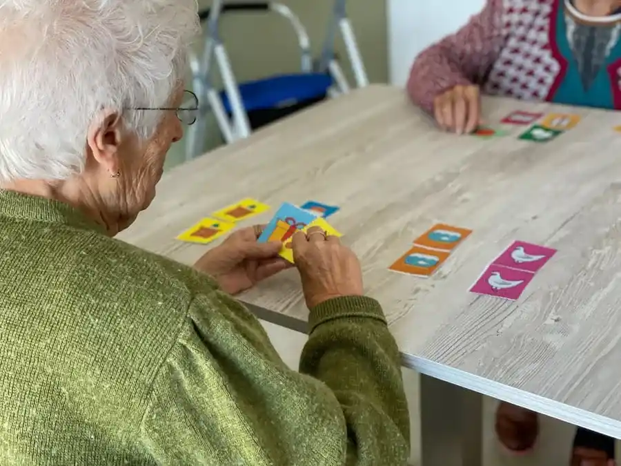 Una propuesta que busca promover el cuidado cognitivo a través de ejercicios, música, interacción grupal y técnicas específicas para mantener la mente activa.