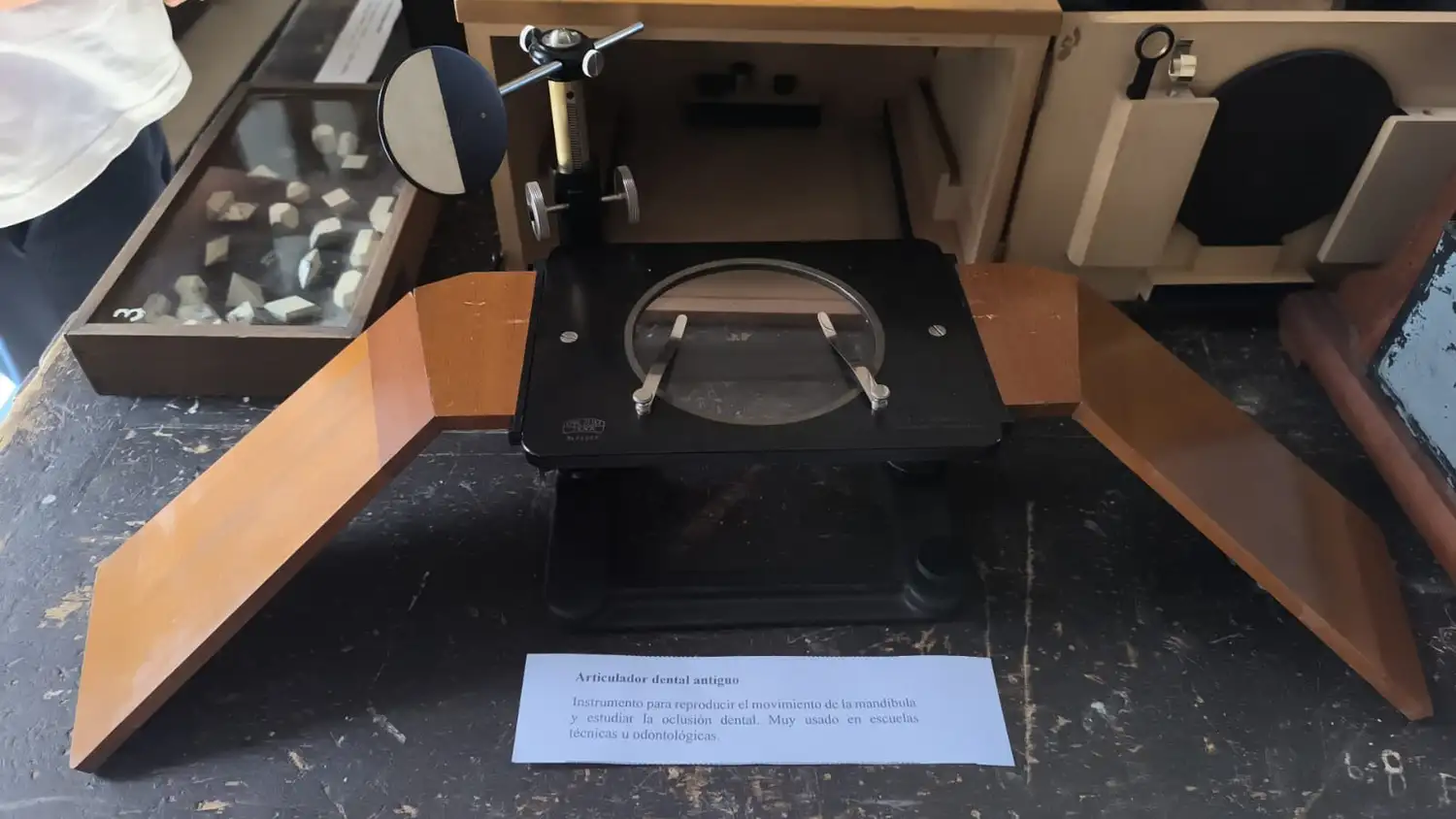 La Escuela Normal inauguró la muestra  “Aquel laboratorio de ayer”