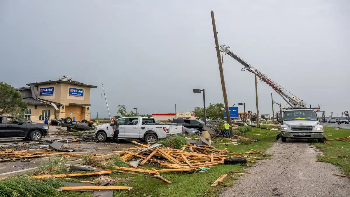 TORNADOS AFECTAN TEXAS, Arkansas y Oklahoma: dejan una estela de muerte,  destrucción y miles de personas quedan sin electricidad