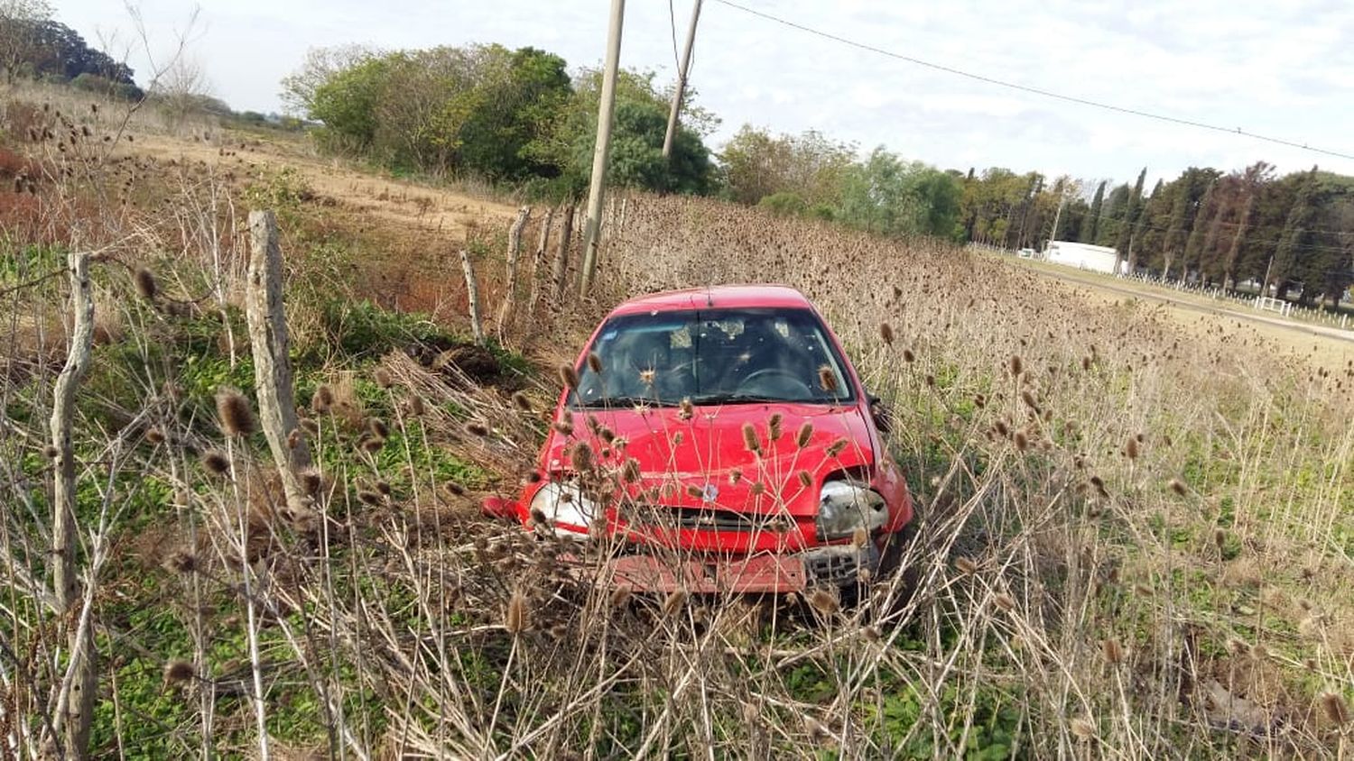 Despiste en ruta 131: El auto terminó contra el alambrado de un campo