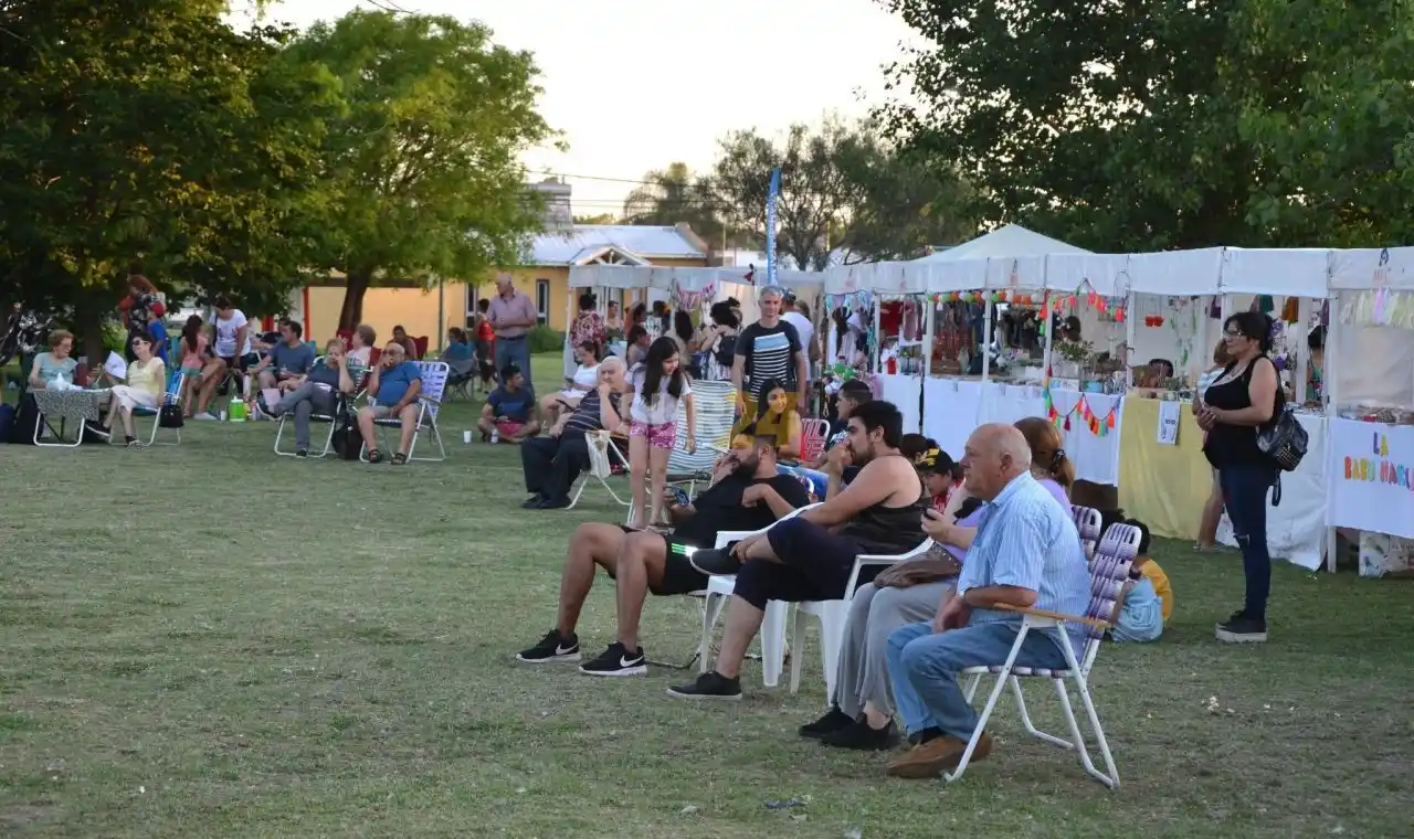 Villa Cañás: música y artesanos en la plaza Malvinas Argentinas