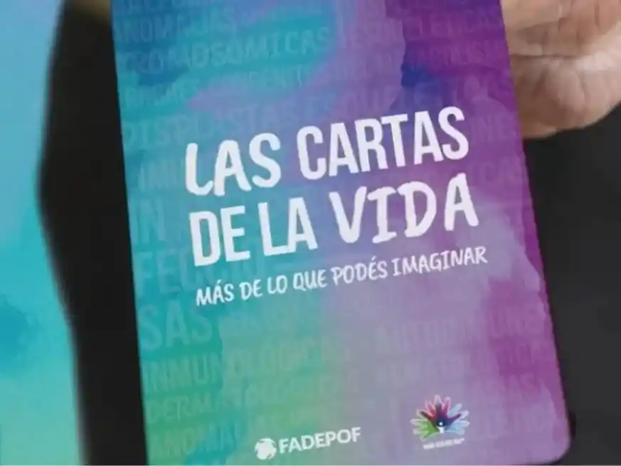 El juego lleva 112 cartas con situaciones reales de las EPOF. Muchas veces, lo que para la mayoría es un trámite sencillo, para una persona con EPOF puede ser un obstáculo enorme.
