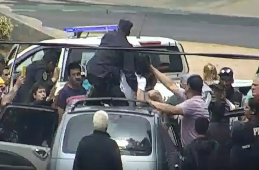 En el medio de un brote psicótico, subió al techo de un auto e intentó arrojar a su bebé