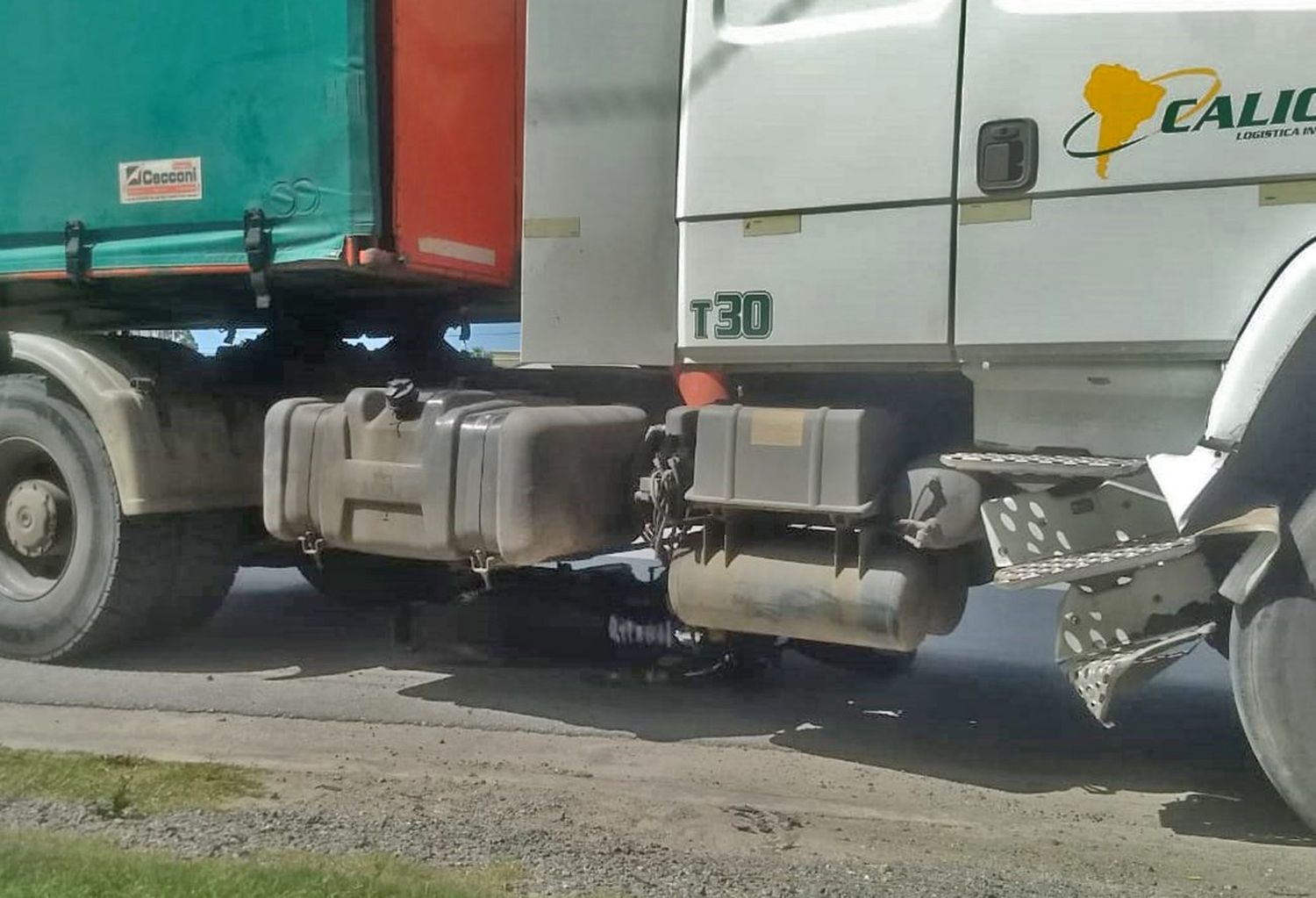 Un policía que circulaba en moto sufrió graves heridas al colisionar con un camión