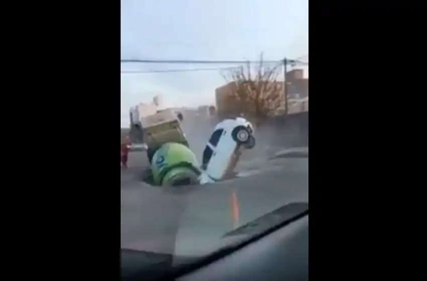 Se abrió el asfalto: cayeron un auto y un camión en el pozo