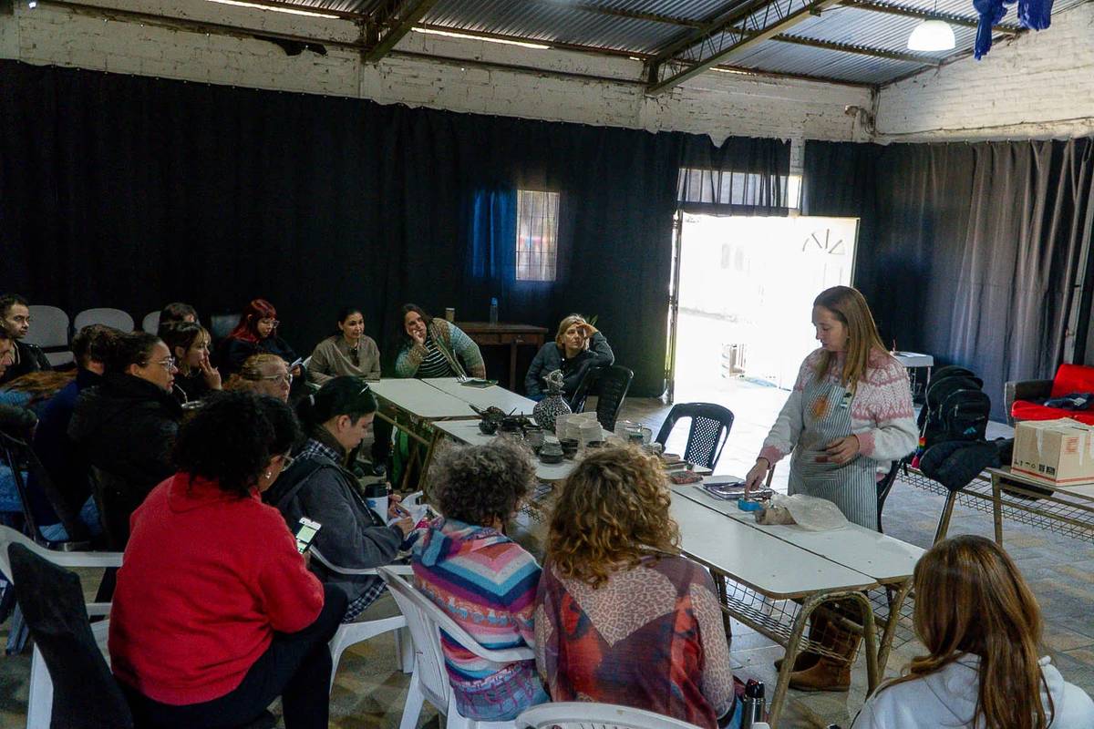 Paraná: ceramistas se reúnen para compartir saberes y construir un horno