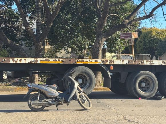 Trasladaron a la clínica Nuestra Señora de la Dulce Espera a la mujer de 46 años que chocó en moto con un camión