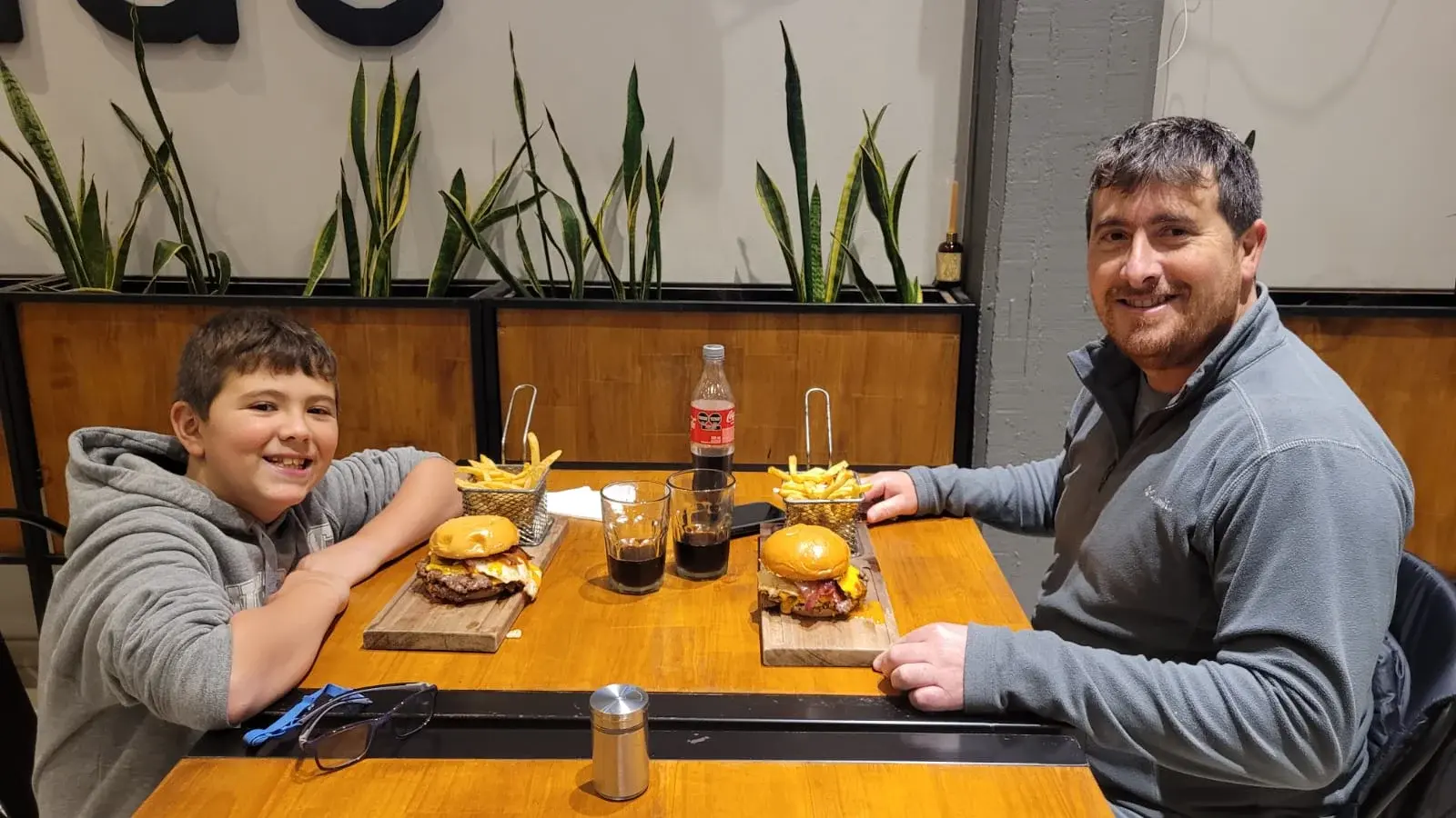 Fermín y Martin recién recibían su pedido en Boomerang y posaron felices para la foto
