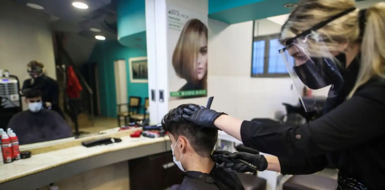 Vuelven peluquerías, mudanzas y servicios jurídicos en 38 municipios del Área Metropolitana