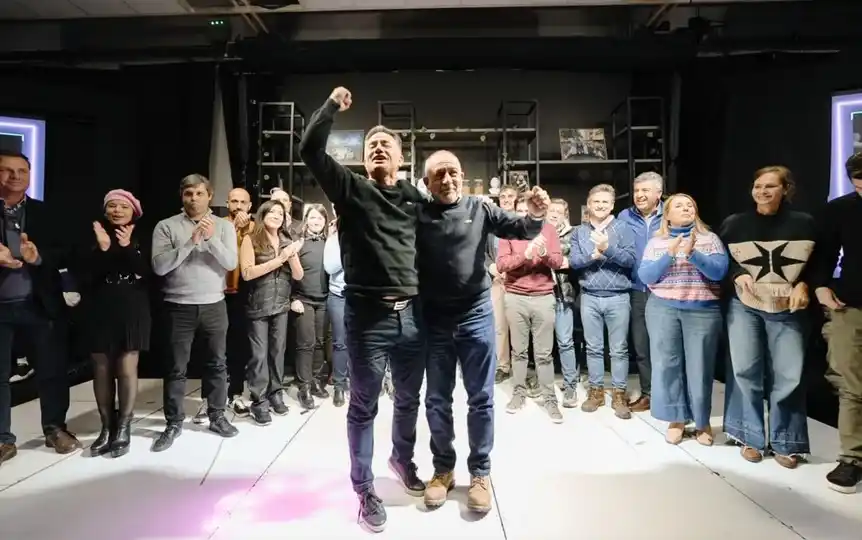 Gabriel Bornoroni, Luis Juez y dirigentes libertarios durante un reciente acto partidario en Córdoba.