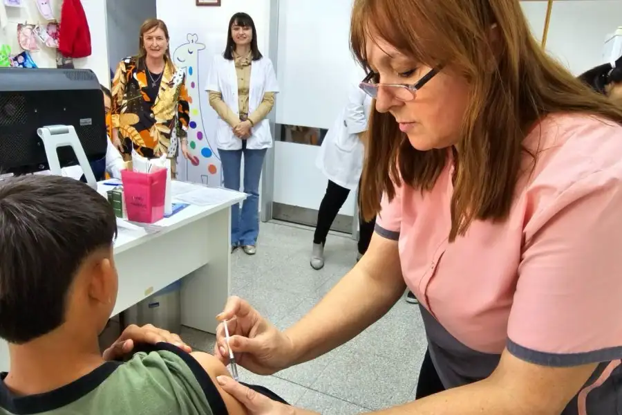 Provincia continúa aplicando dosis de la vacuna contra el dengue en adolescentes y personal de salud, bomberos y policías.</p><p>Prensa gobierno de la Provincia