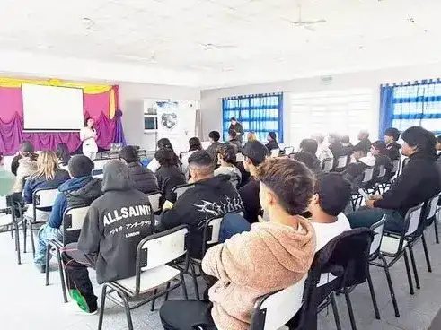 Charla sobre salud bucal y prevención de
ITS para estudiantes de la EPES N.º 91