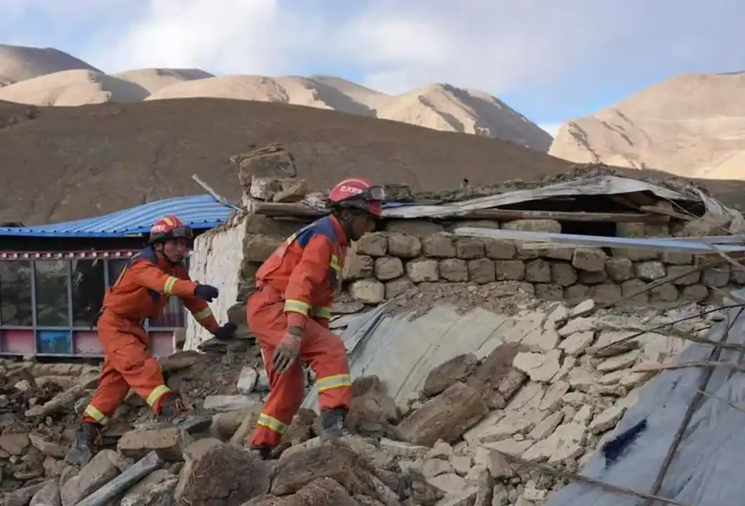 Los rescatistas trabajaron en una aldea del distrito de Dingri, Xizang, en el suroeste de China