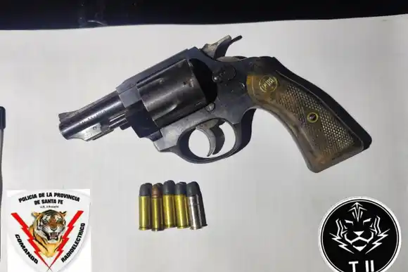 Los descubrieron circulando con un revólver y quedaron detenidos en zona sur