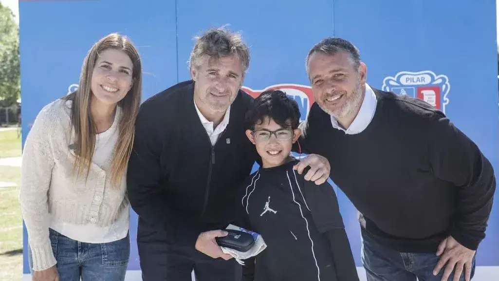 Achával entrega anteojos a niños de Pilar.