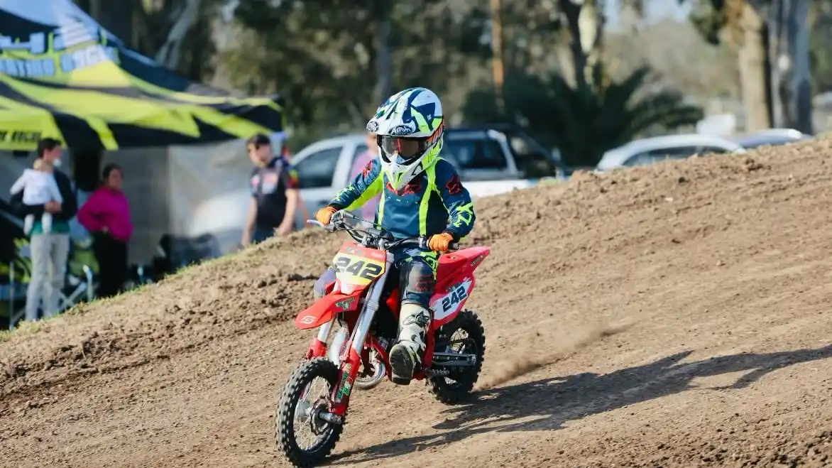 “Soy Valentino y corro en moto”: el piloto gualeyo que correrá en un latinoamericano de minicross