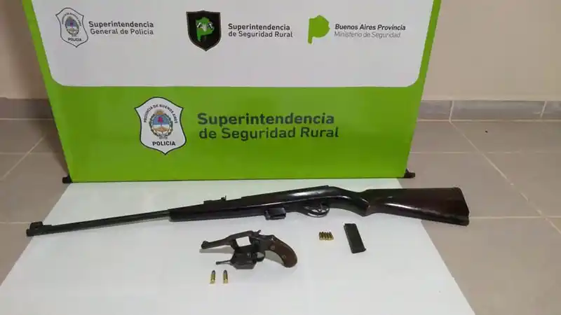 Lo atrapan con dos armas de fuego frente a un predio rural