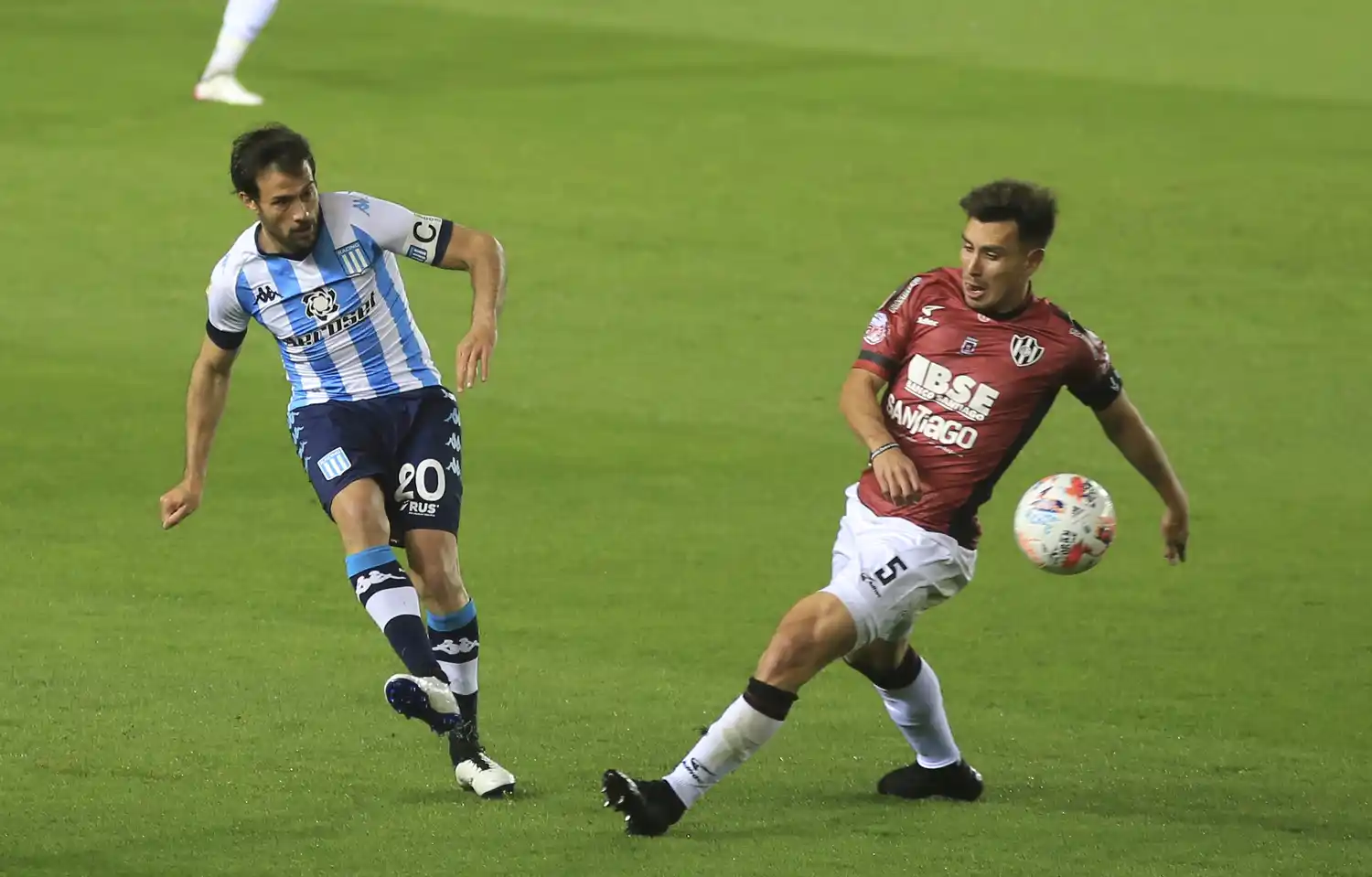 El intento de Cvitanich, marcado por Vega.