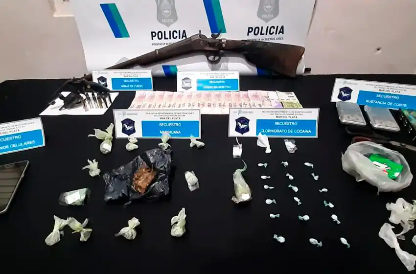 Golpe a la droga: tras dos allanamientos detienen a tres personas y secuestran drogas, armas y dinero