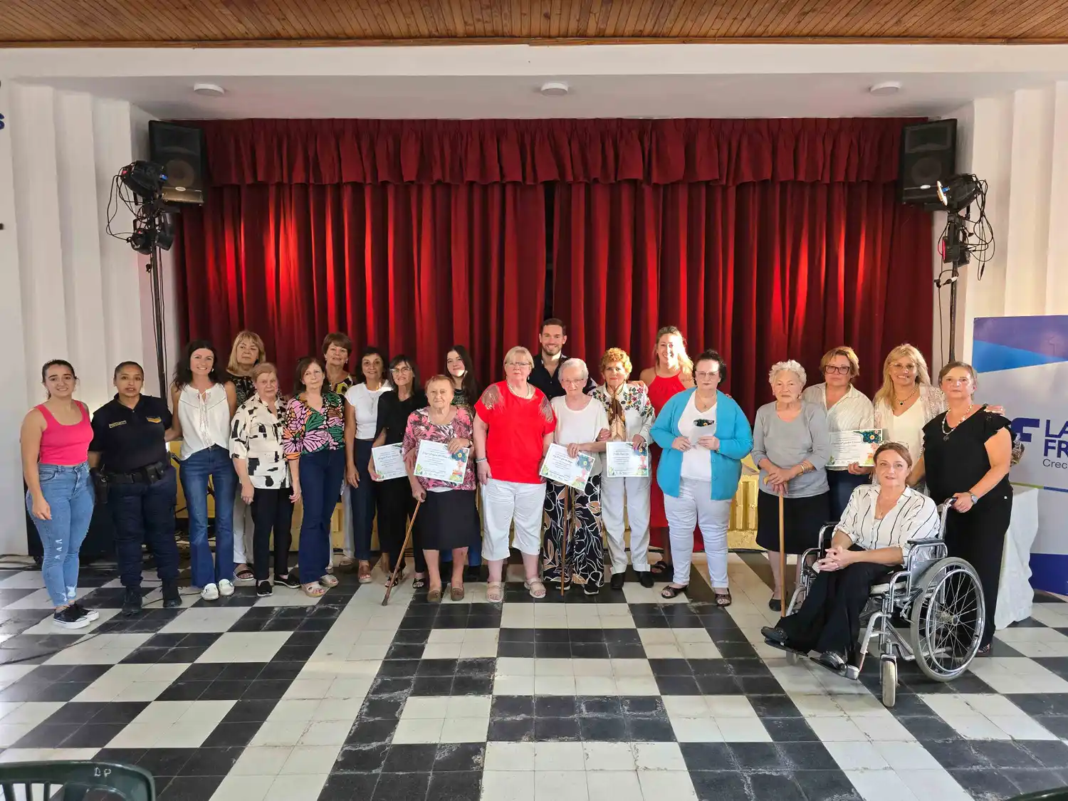 La Francia distinguió a mujeres de trayectoria destacada en la localidad