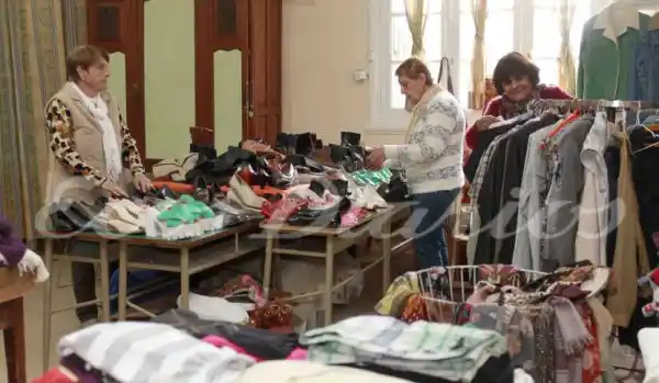 Cáritas Nueva Pompeya realiza una feria de ropa