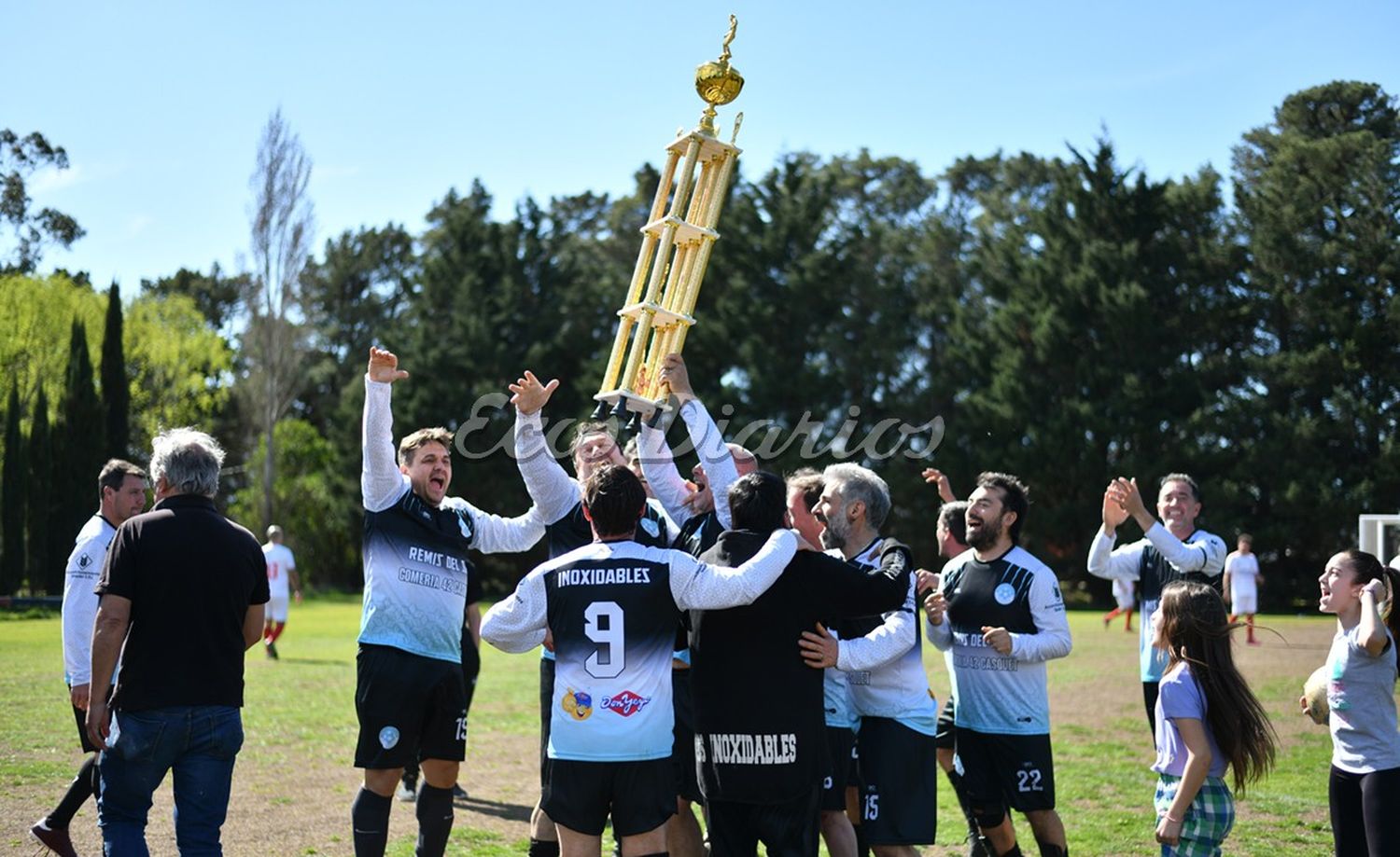 Los Inoxidables levantan la copa conseguida y festejan el ascenso a la zona "A"