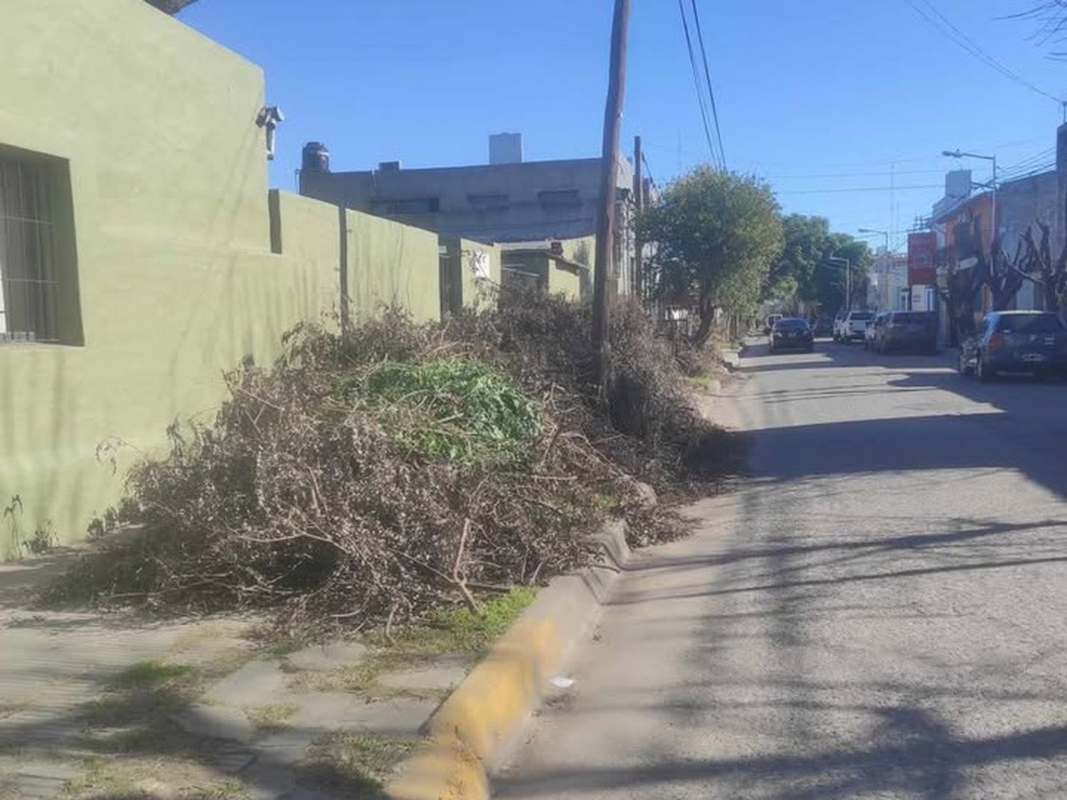Reclamos por el estado de las veredas en Sarmiento y Las Heras