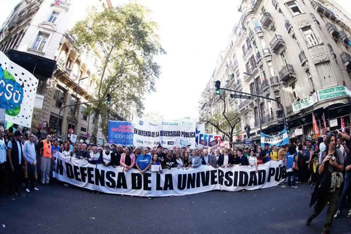 La decisión judicial se basa en el tratamiento de un recurso interpuesto por el Ejecutivo ante la Cámara Federal, mientras se resuelve la cuestión de fondo.