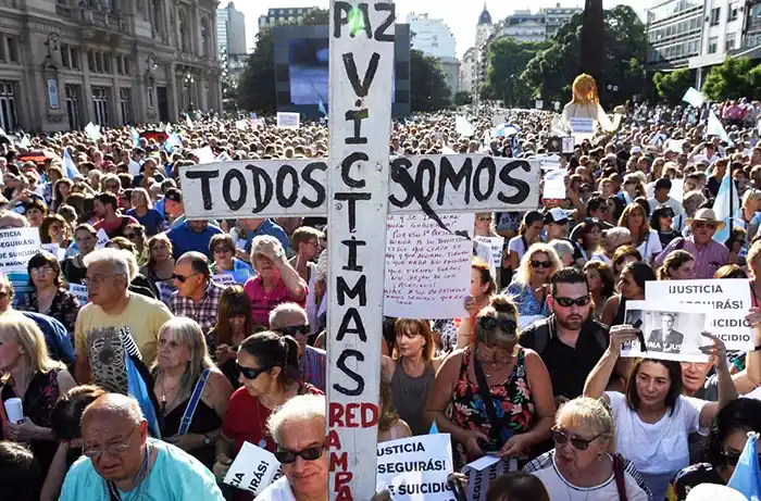 Miles de personas gritaron: “No fue suicidio, fue magnicidio”
