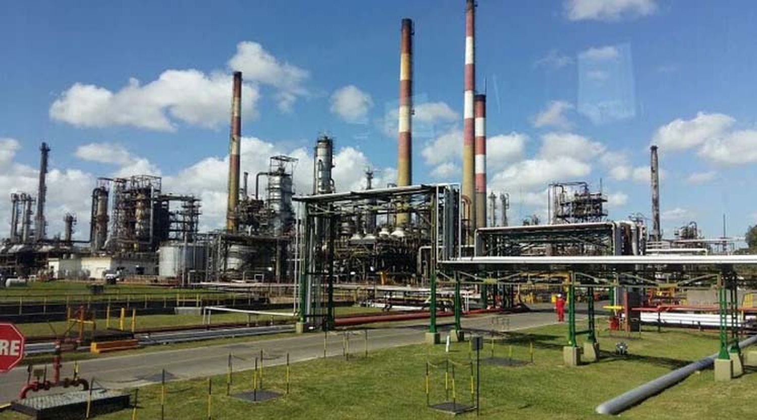 La fuerte caída del consumo  de combustibles complica la   operatividad de las refinerías