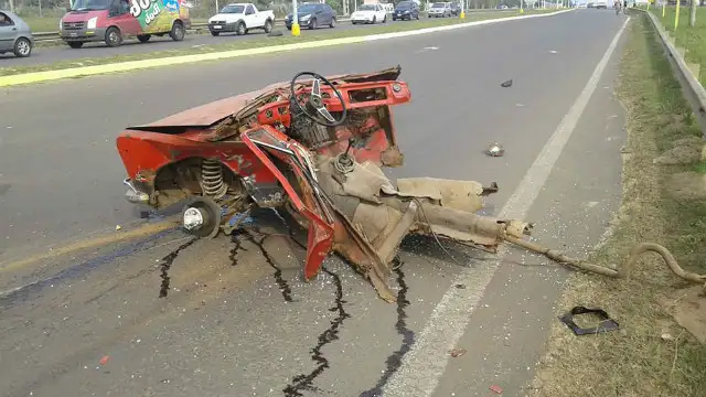 Grave estado del conductor de la camioneta partida al medio 