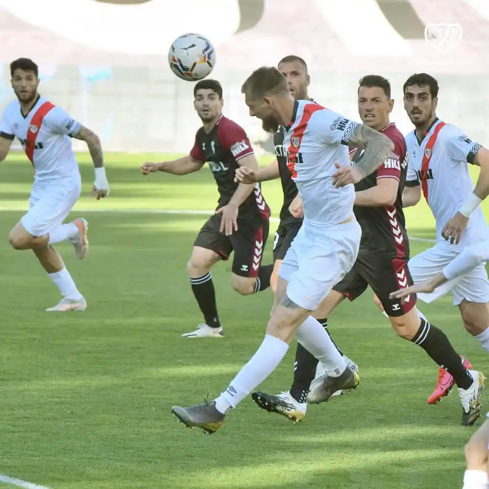 Esteban Saveljich abrió la cuenta  en el empate de Rayo Vallecano