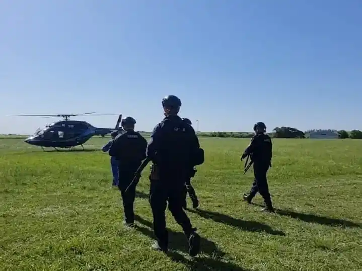 Ataque armado a personal policial en el río: investigan a una banda de la zona de Rosario y Villa Constitución